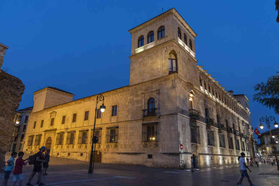 León 018 - palacio de los Guzmanes - Diputación Provincial.jpg